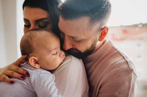 Junge Familie mit Baby